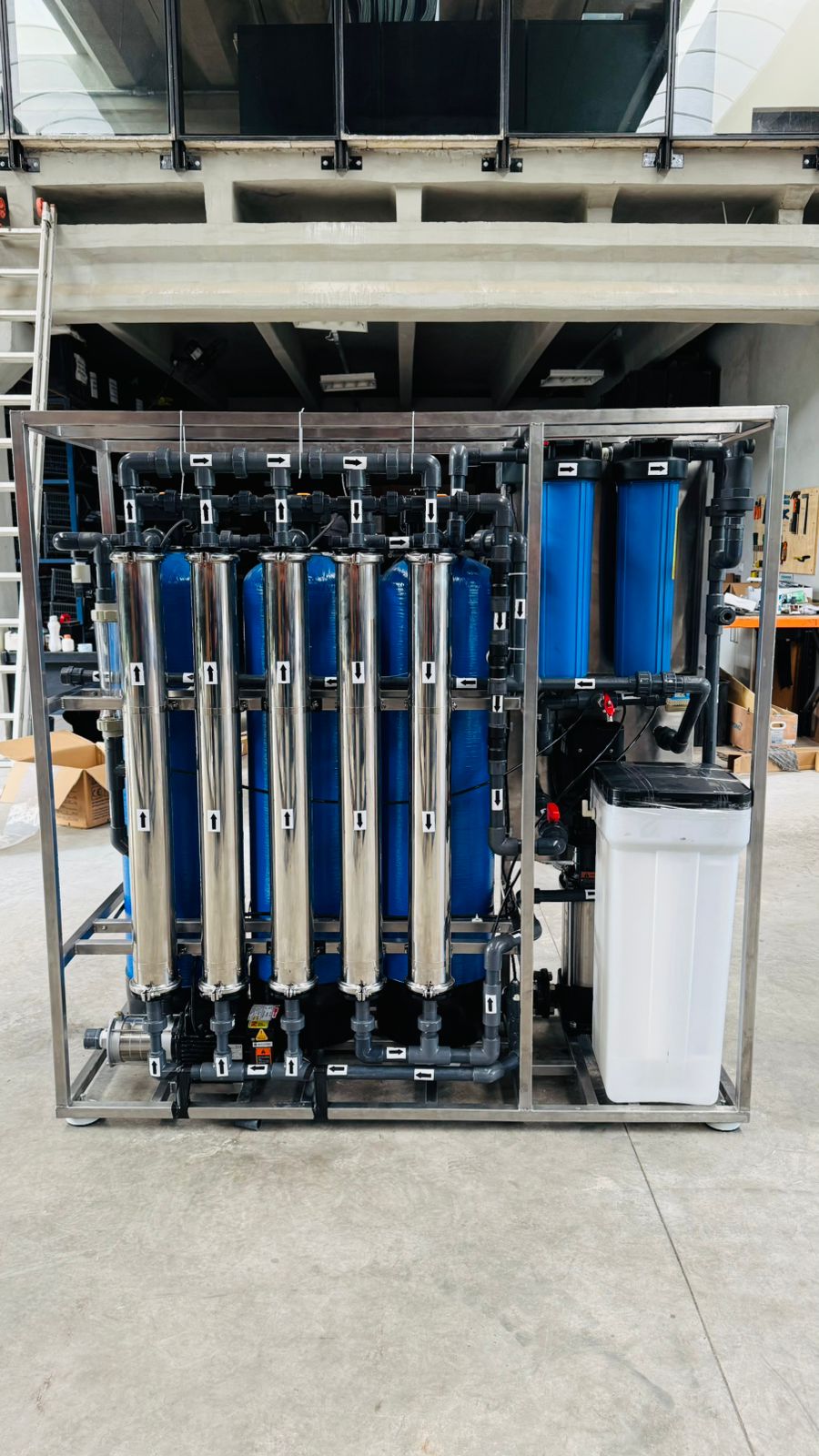 Skid de osmose reversa industrial com vasos de pressão em aço inox e tanques de pré-tratamento