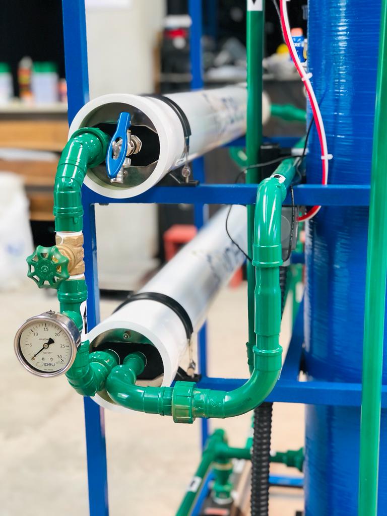 Detalhe de tubulação PPR verde, manômetro e vasos de membrana de skid de osmose reversa 1 m³/h