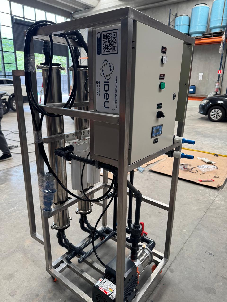 Painel de controle e vasos em aço inox de um equipamento de osmose reversa IDEU de 500 litros/h