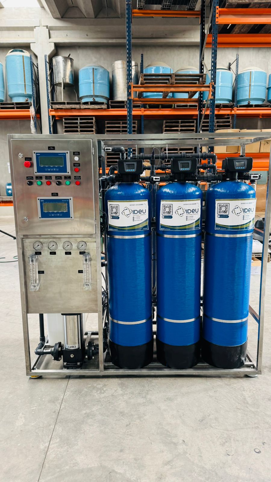 Painel de comando inox e filtros de pré-tratamento de sistema de osmose reversa IDEU
