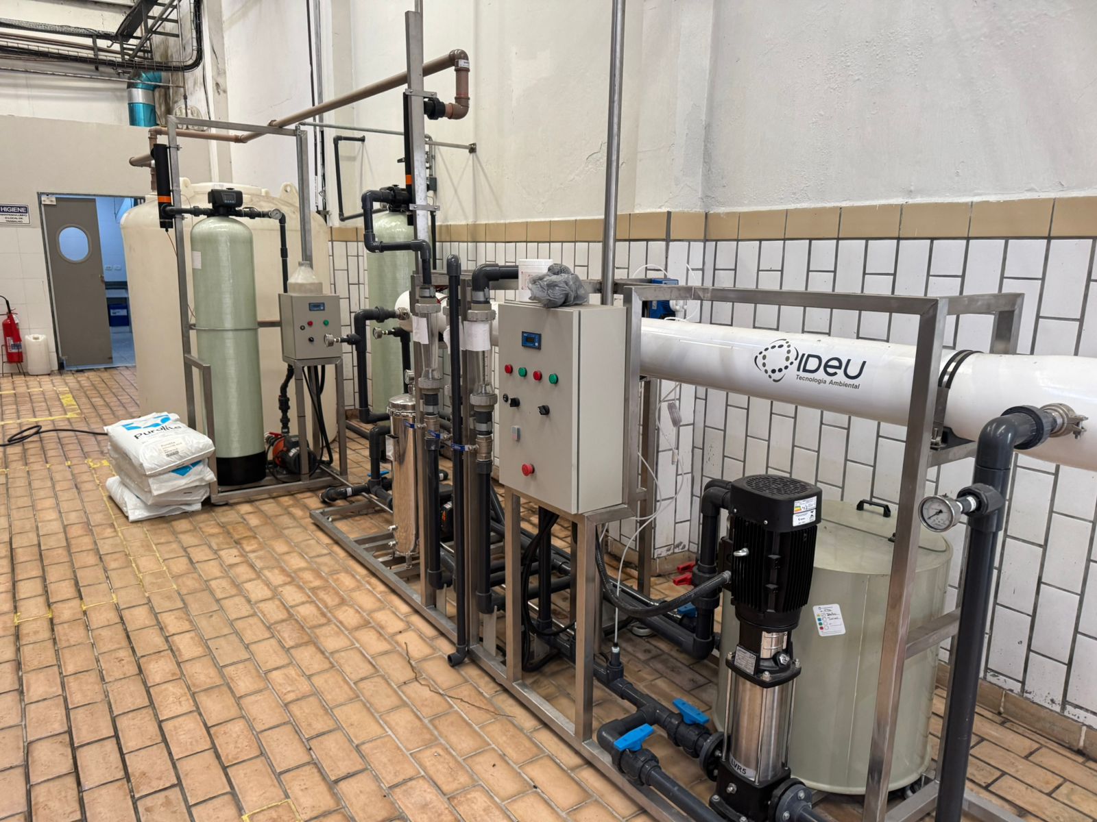 Sistema de osmose reversa com deionização instalado em indústria alimentícia