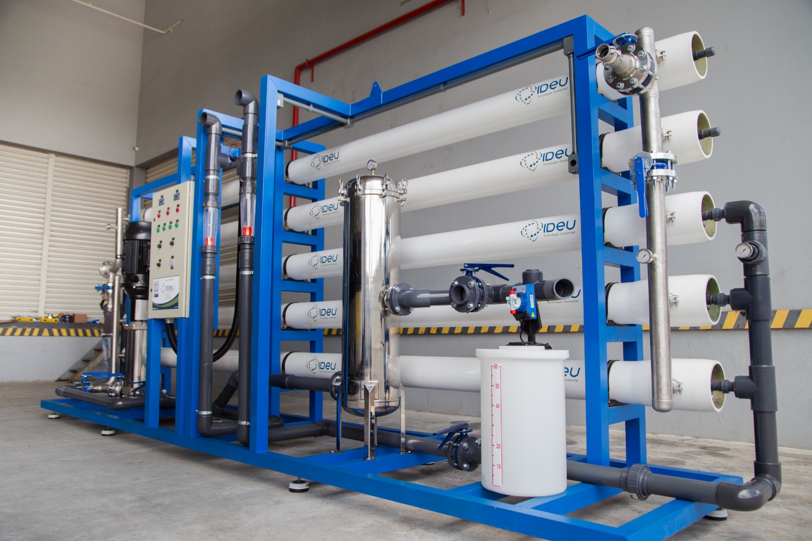 Sistema industrial de osmose reversa de 16,5 m³/h da IDEU em skid azul com membranas horizontais